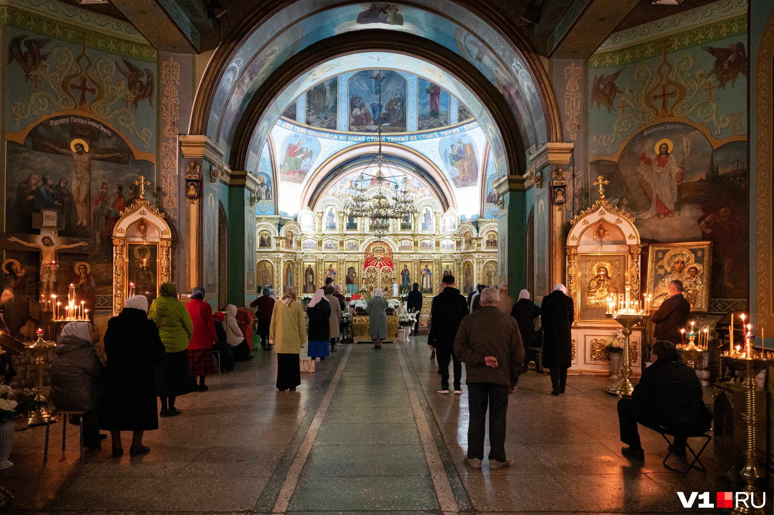 Немноголюдная служба в Казанском соборе