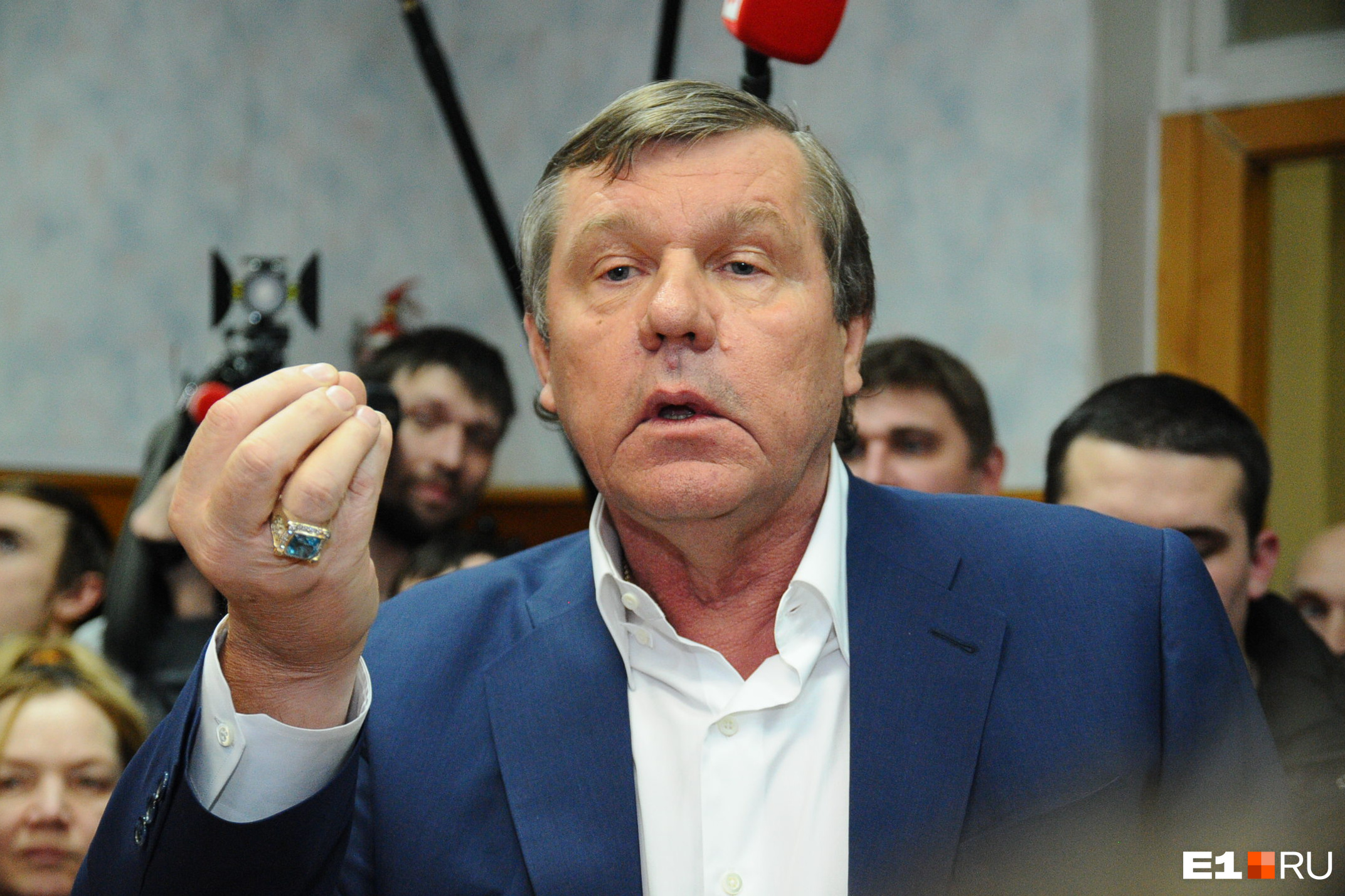 Бард Новиков обвинил соседей в захвате его выгребной ямы 17 октября 2022  года - 17 октября 2022 - e1.ru