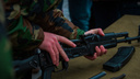 В Таганроге два таможенника пропустили в страну украинца с гранатами и автоматами