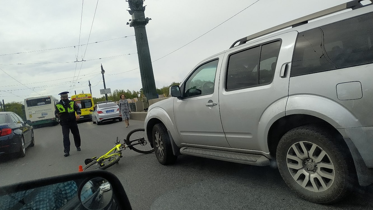 Авария с велосипедистом в санкт петербурге. Велосипедист попал под машину СПБ. ДТП С велосипедистом 13.04.2022 на Фонтанке и Пестеля.