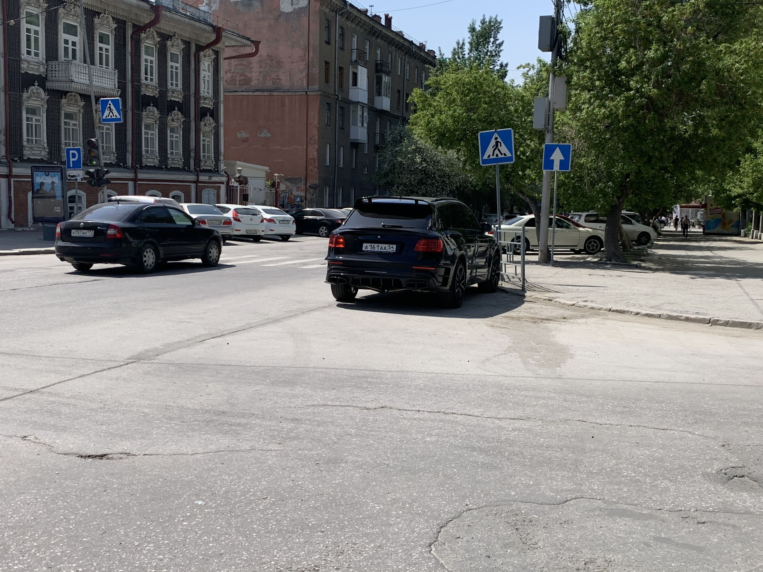 Стоянка на перекрестке Bentley Bentayga с номерами ААА Стоянка на перекрестке Bentley Bentayga с номерами ААА
