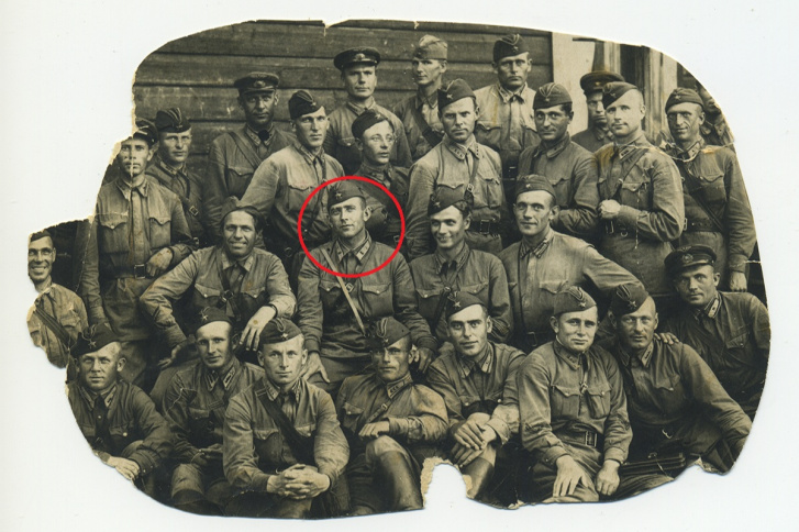 На этом фото, которое сделано 29 июля 1941 года, 1-я авиаэскадрилья 313 штурмового авиационного полка 291-й авиационной дивизии 16-го воздушной армии. Алексей Чумаков (выделен красным кружком) отправил это фото семье в память о себе