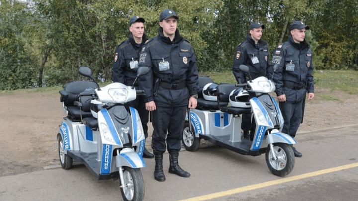 В Красноярске начала работать туристическая полиция на электротрициклах