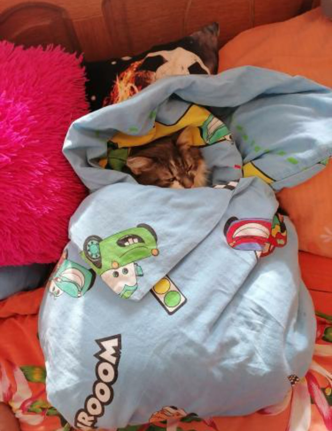 Лили тоже любит укутаться в одеяло поплотнее. И мы её понимаем!