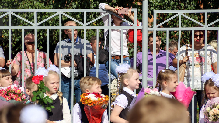 Маски на линейках и родители за забором: как проходит 1 Сентября в Нижнем Новгороде