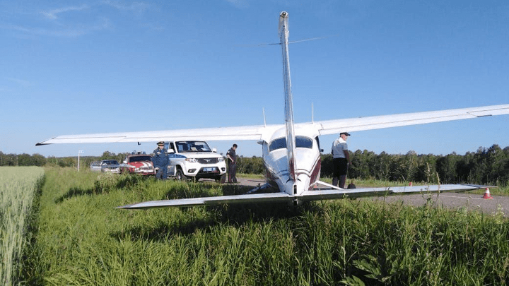 В Ермаковском районе самолет экстренно сел на автодорогу