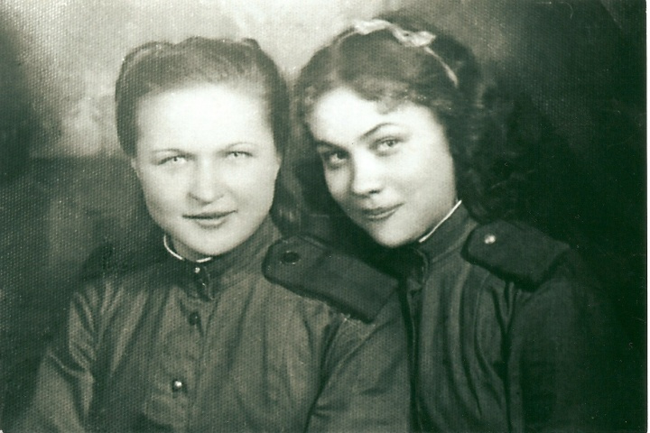 Вера (справа) с боевой подругой в годы войны