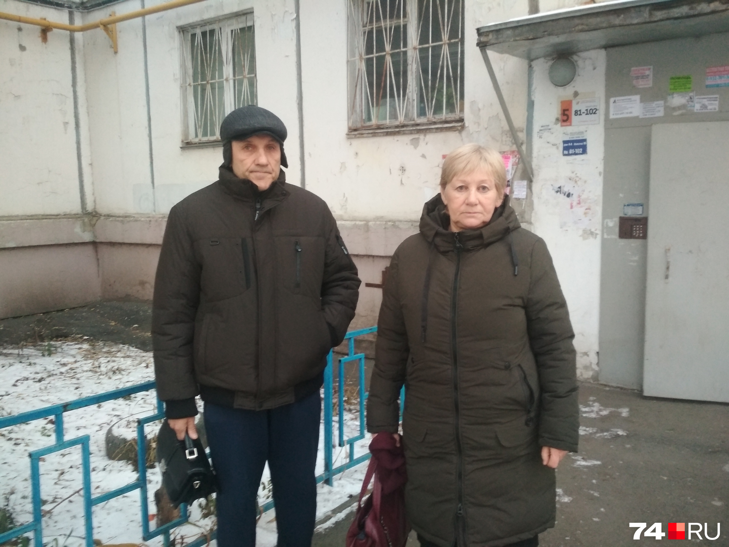 Бабушка и дедушка живут в Коркино. Узнав о пропаже внучки, приехали в Челябинск