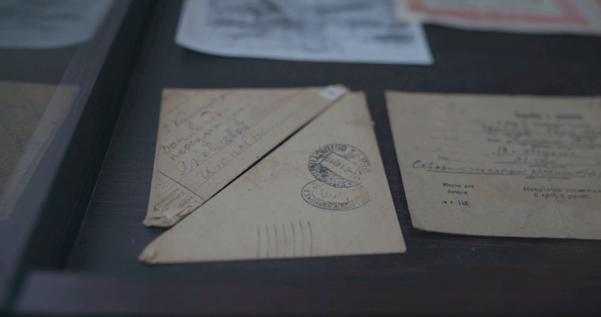 Письма-треугольники, награды и похоронки аккуратно разложены на стендах музея