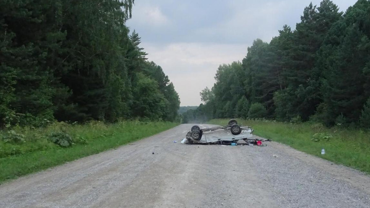 В Кузбассе пьяный водитель перевернул машину на трассе. Один человек погиб