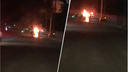 На Немировича-Данченко выгорела «Мазда»: очевидцы услышали взрывы и сняли пожар на видео