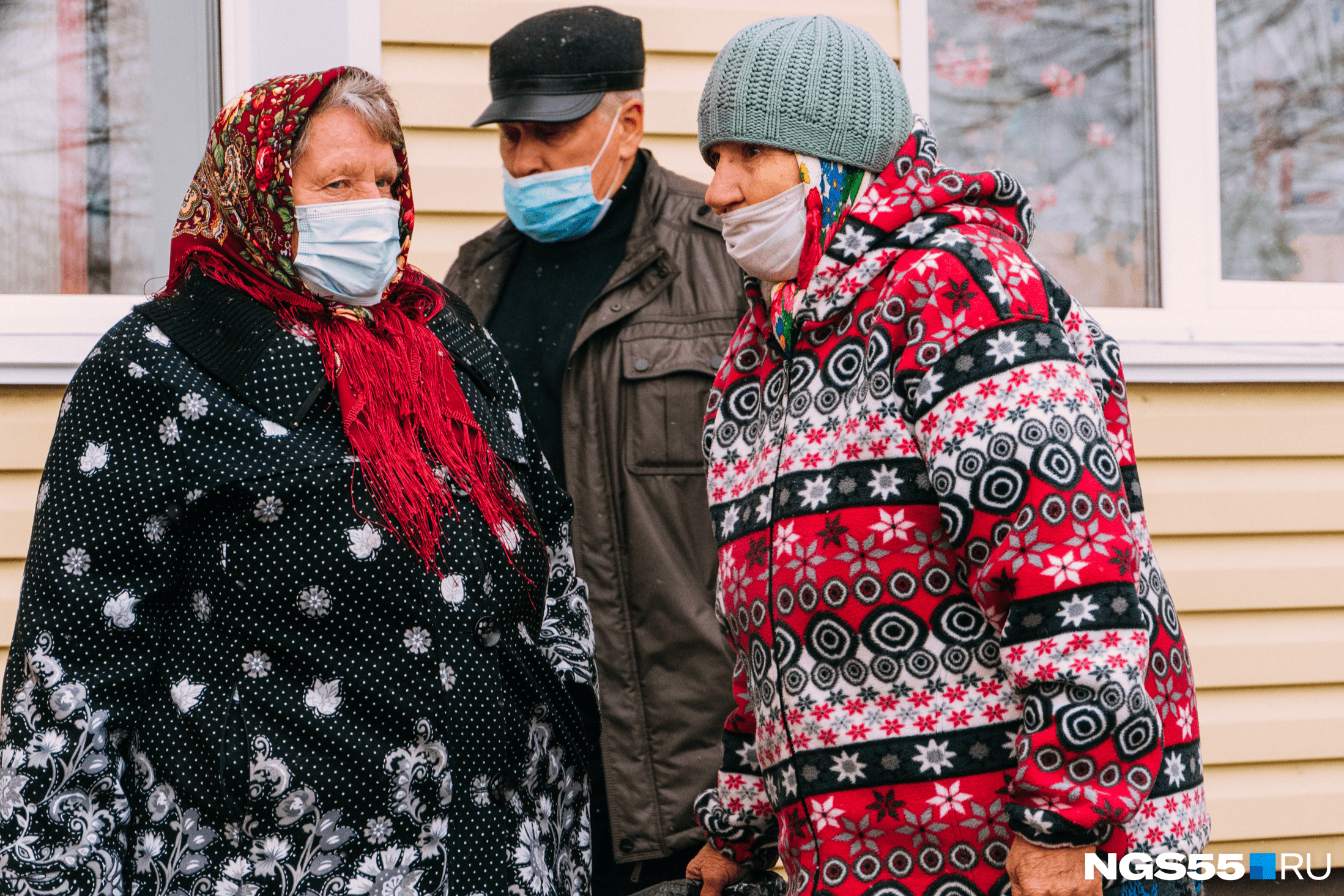 Многие пожилые люди носят маски не для защиты от вируса, а потому что так надо