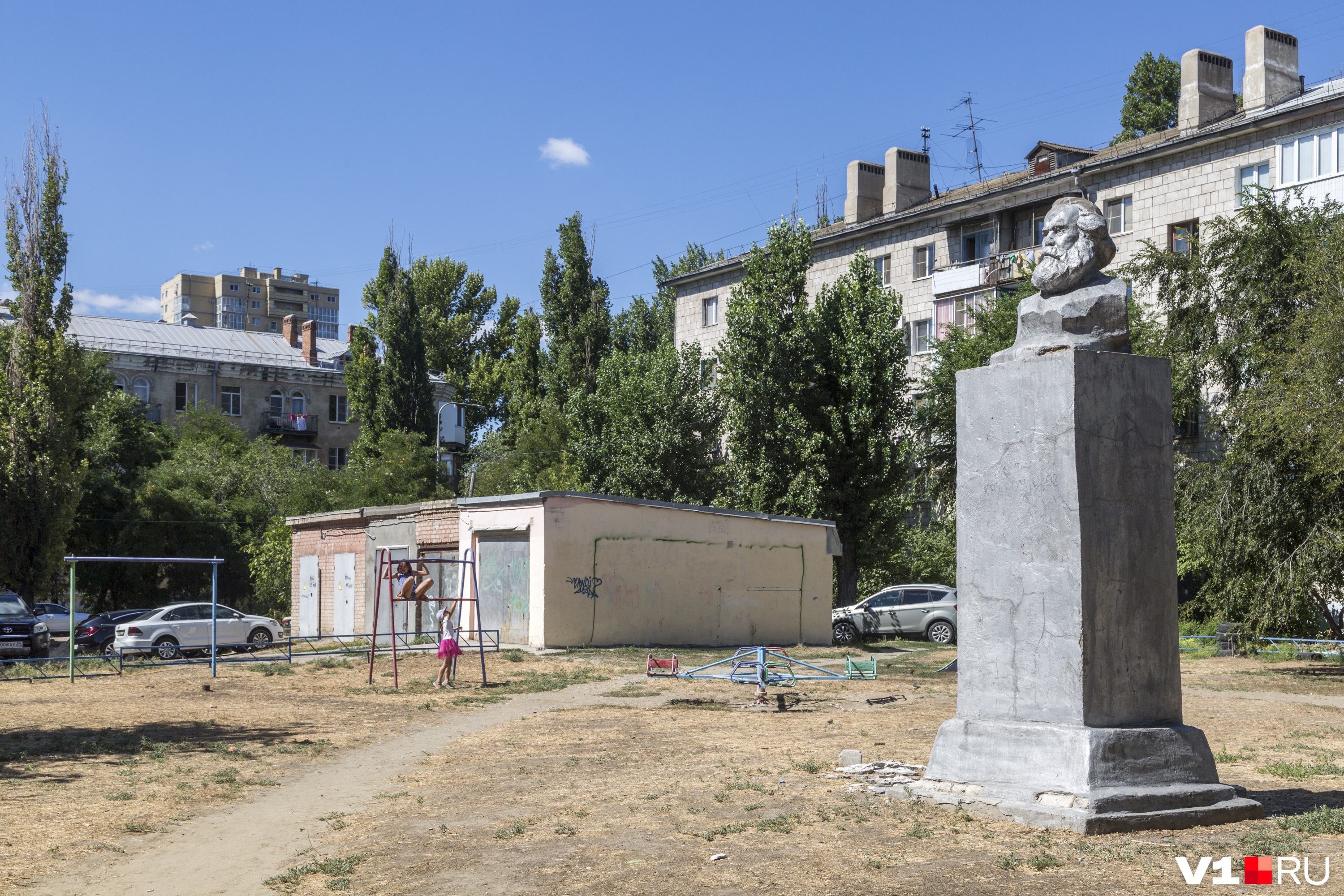 Фото краснооктябрьский волгоград. Дворы Волгограда Краснооктябрьский район. Краснооктябрьский район. Город Волгоград Краснооктябрьский район. Волгоград памятник Карлу Марксу.