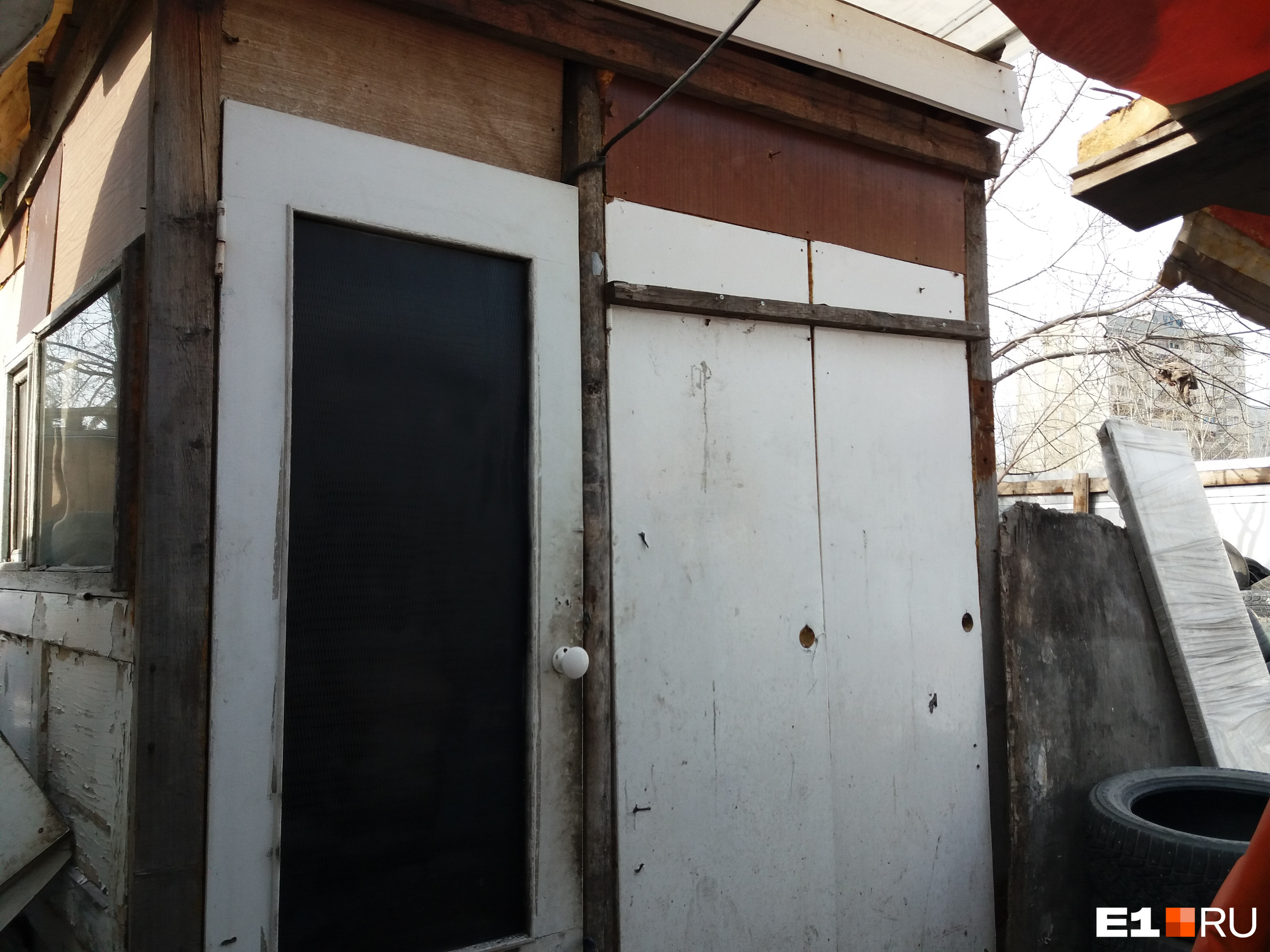 Вход в жилище обвиняемого в убийстве мигранта Вход в жилище обвиняемого в убийстве мигранта