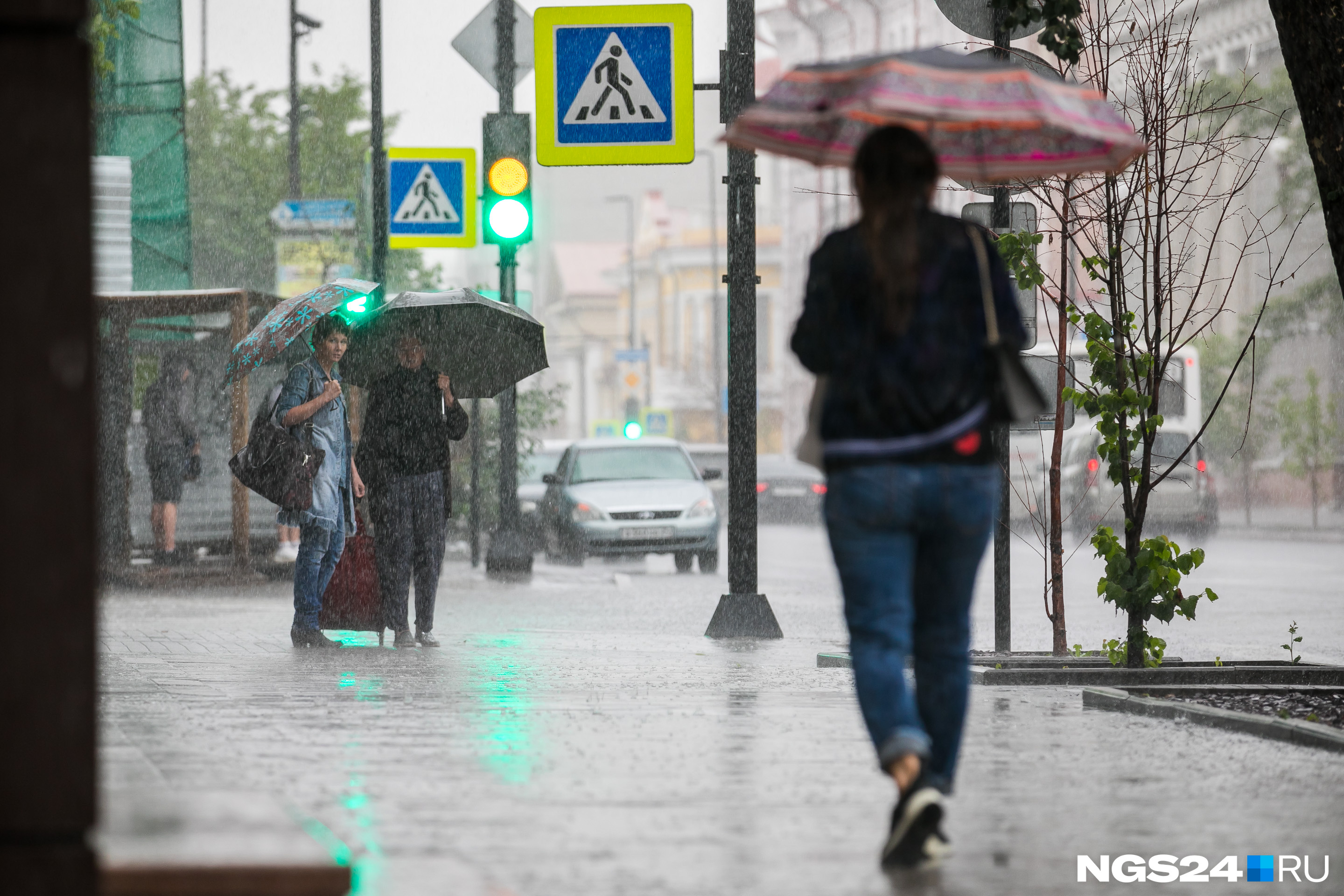 На Красноярск надвигаются ливни, град и шторм. Уйдет ли духота из города?