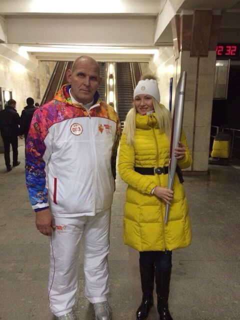 С Александром Карелиным наша читательница сфотографировалась во время эстафеты по передаче олимпийского огня<br> С Александром Карелиным наша читательница сфотографировалась во время эстафеты по передаче олимпийского огня<br>