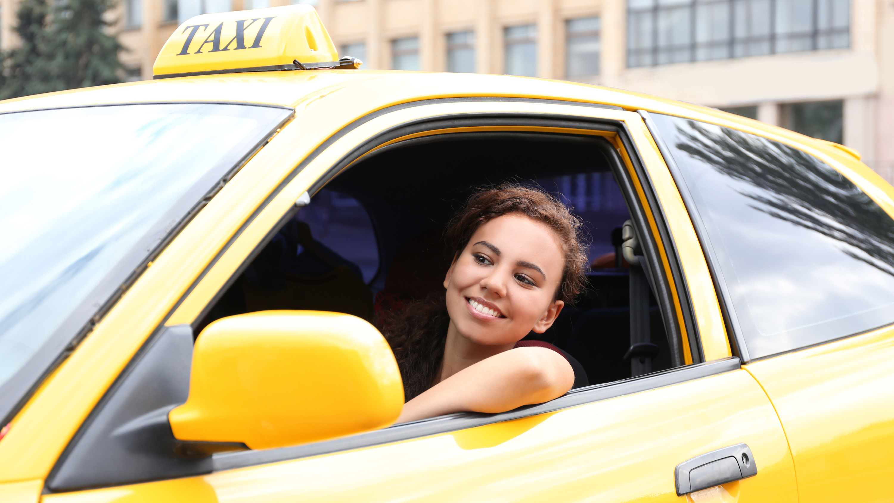 Группа водителей такси. Девушка в такси. Красивая девушка в такси. Водитель такси. Женщина водитель такси.
