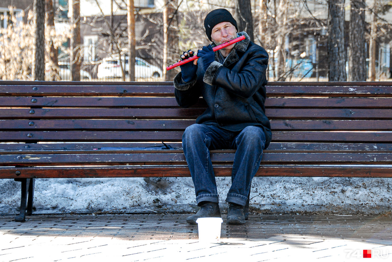 Одинокий флейтист: его «бизнес» тоже упал из-за закрытия парка
