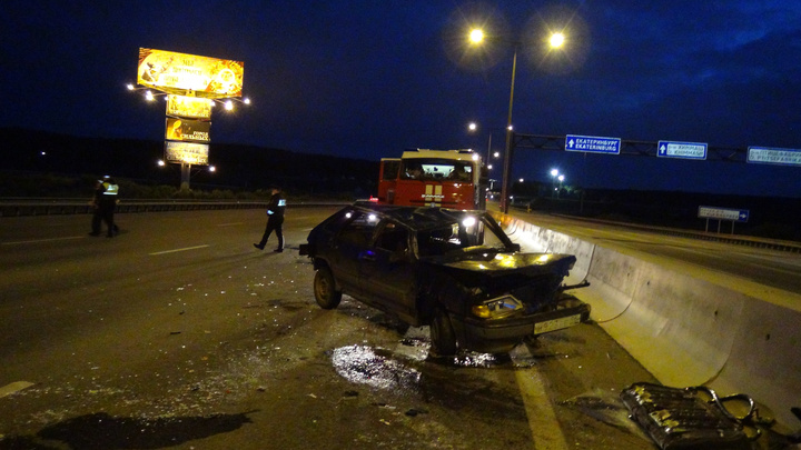 Пьяный водитель попросил пассажира порулить: на Кольцовском тракте перевернулась легковушка