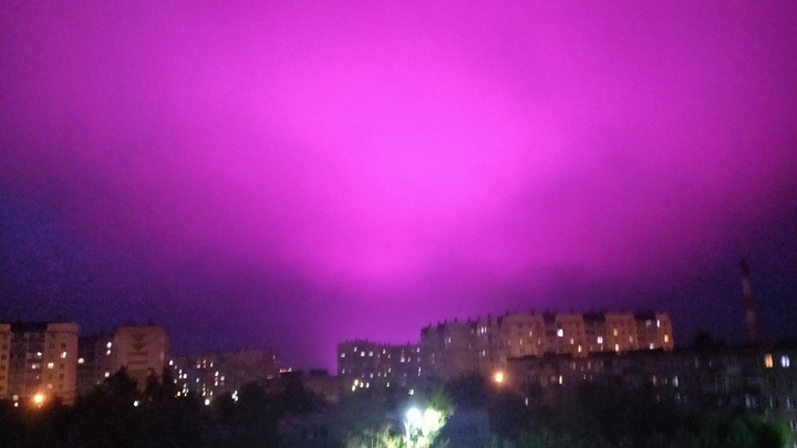 В агрокомплексе «Чурилово» объяснили пурпурное ночное небо над теплицами