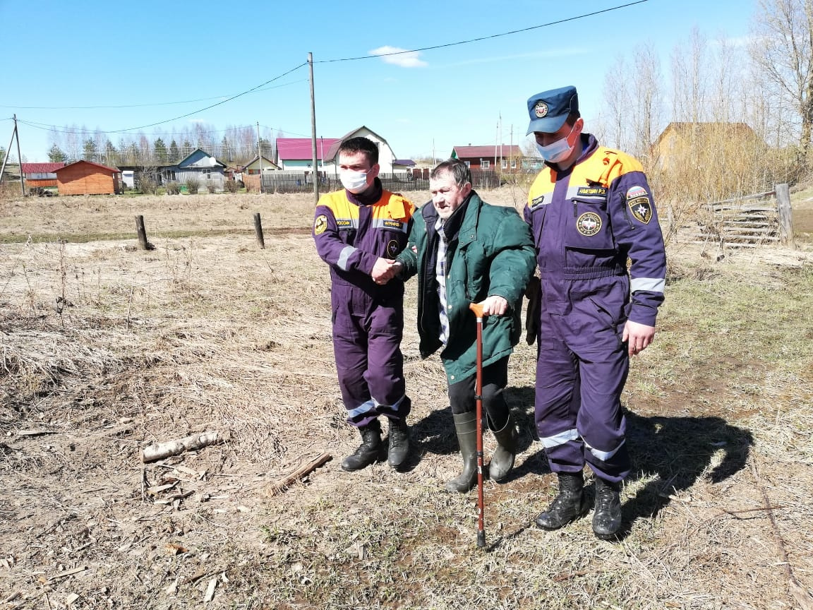 Вот так спасатели помогали жителю деревни Фоминской вернуться домой после того, как вода отступила от его дома