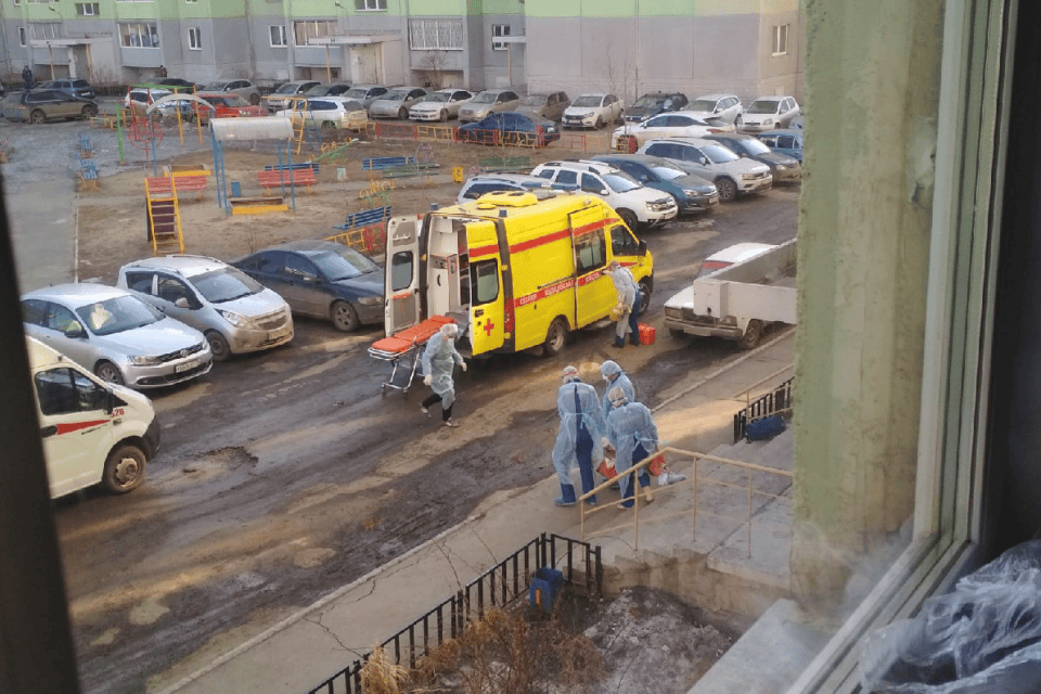 На фото видно, что иногда медикам приходится не только лечить, но и в прямом смысле носить пациентов на руках На фото видно, что иногда медикам приходится не только лечить, но и в прямом смысле носить пациентов на руках
