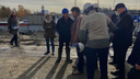 «Я не сниму сапоги и буду намеренно ходить в них»: мэр раскритиковал строителей за грязь возле Коммунального моста