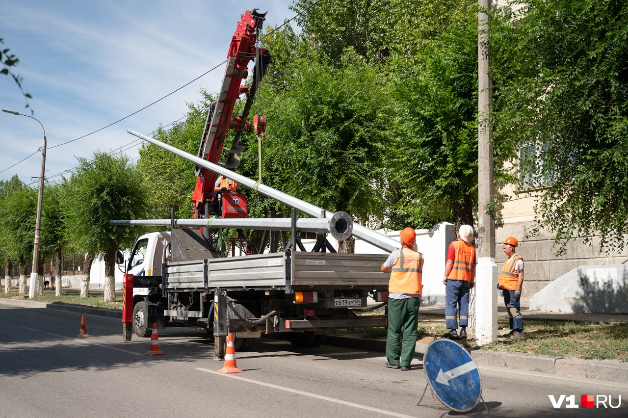 Выгрузка фонарной опоры<br> Выгрузка фонарной опоры<br>
