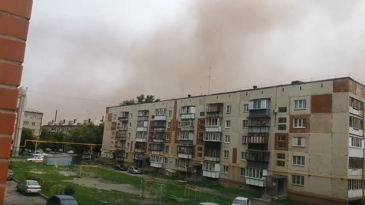 Рыжее облако накрыло город в Челябинской области. Жители винят «дочку» РМК