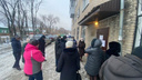 В канун новогодних праздников на улице перед службой судебных приставов в Челябинске выросла очередь