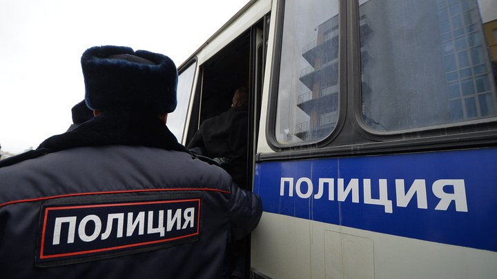 В полиции Екатеринбурга проверят заявления о том, что к задержанным на митинге не пускали защитников