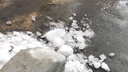 В Челябинске рухнувшая с крыши дома глыба льда повредила автомобиль