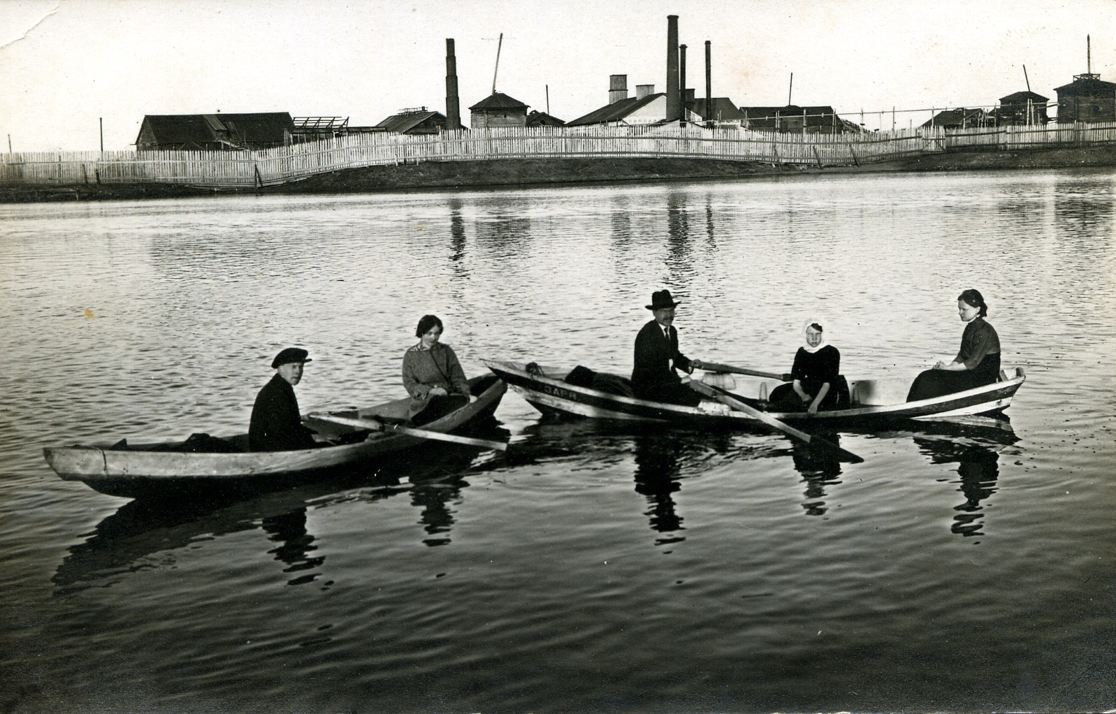 Катание на лодках в 1915 году в Усолье. У местных жителей была традиция проводов вешней воды
