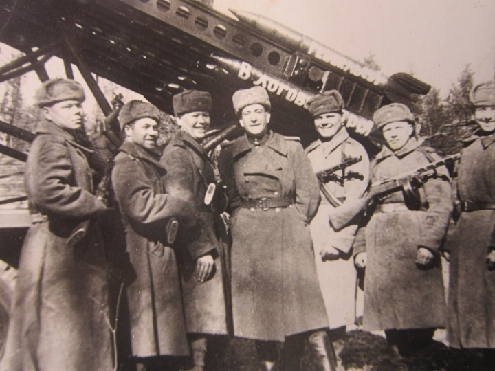 Николай Кульков (в центре) с товарищами рядом с «катюшей» 