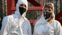 «Если не боитесь пандемии, то приходите»: молодожёны из Новосибирска устроили фотосессию в защитных костюмах