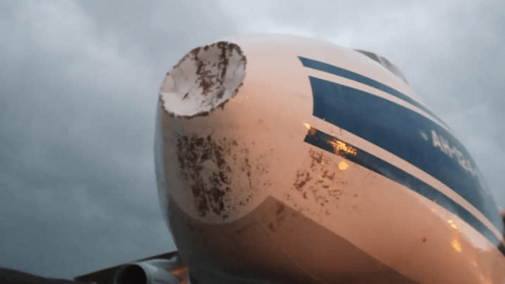 В грузовой самолет при заходе на посадку в Красноярске попала молния