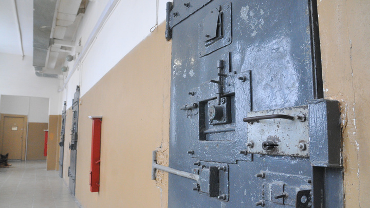 «Комнаты для свиданий превратили в обсерваторы»: как проходит карантин в СИЗО-1, где нашли COVID-19
