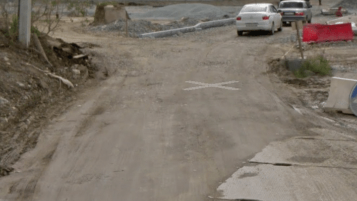 В Академическом достроят участок улицы Мехренцева, где машины много лет ездят по бетонным плитам