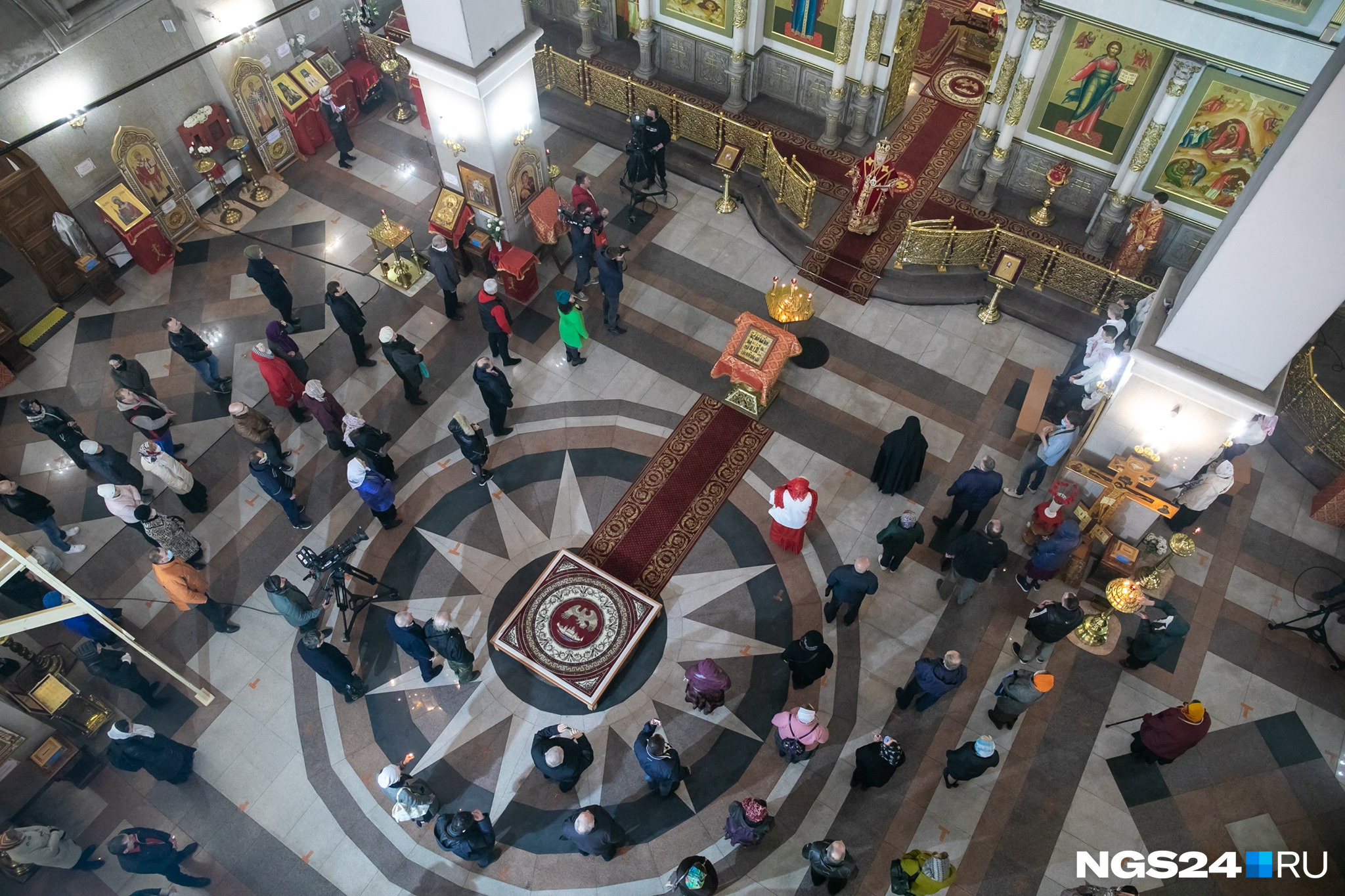 Дистанцию, кажется, соблюдали Дистанцию, кажется, соблюдали