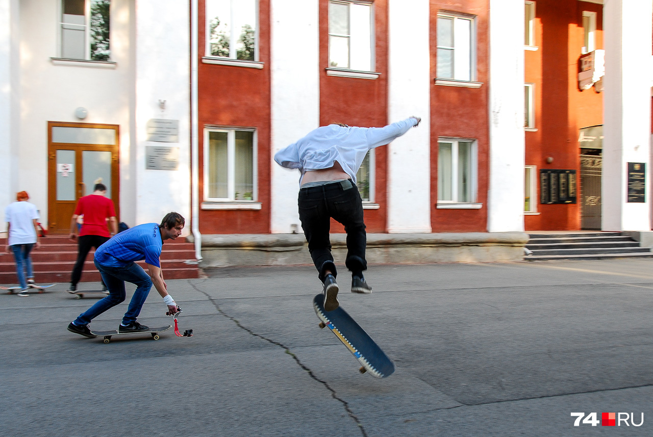 Около Копейского машиностроительного завода имени Кирова упражняются скейтбордисты. Сам завод выпускает машины для шахт