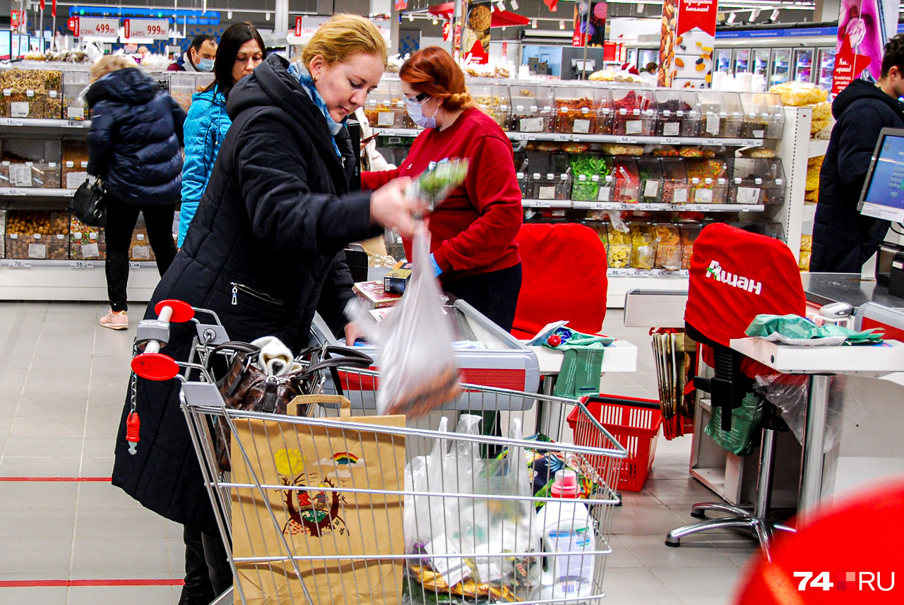 Предчувствуя более жёсткий карантин, люди рванули в магазины: большинство вывозит товары телегами