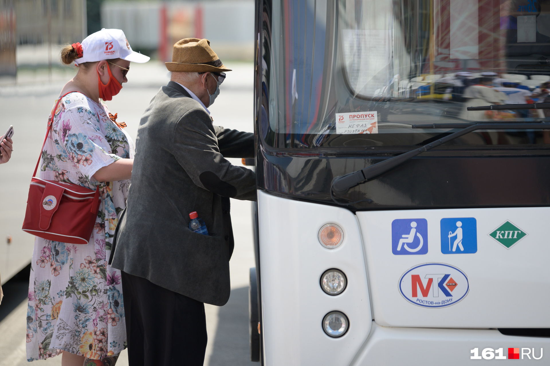 Ветеранов увезли на специальных автобусах