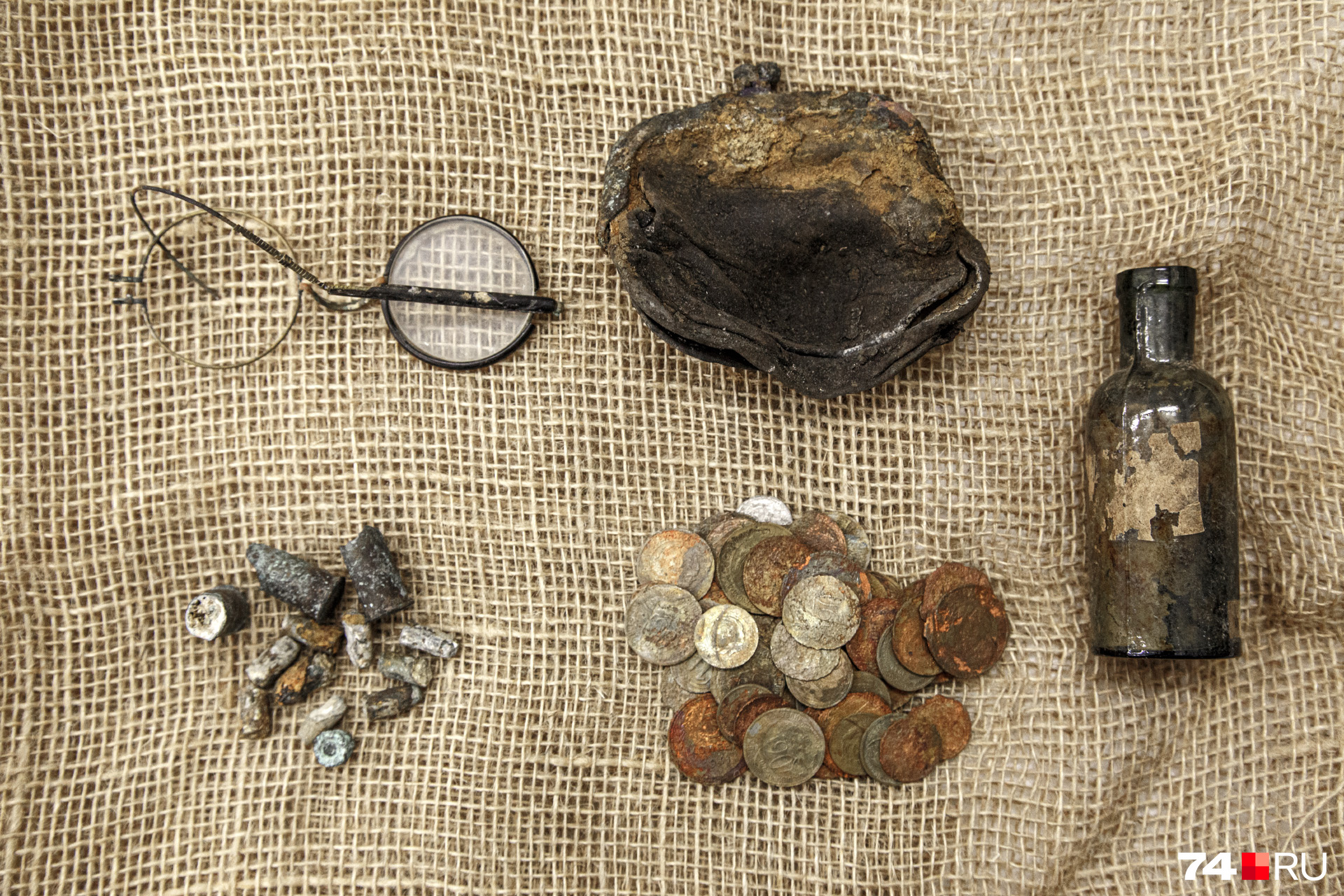 В шахтах также было множество очков и монет — деньги у осуждённых не забирали