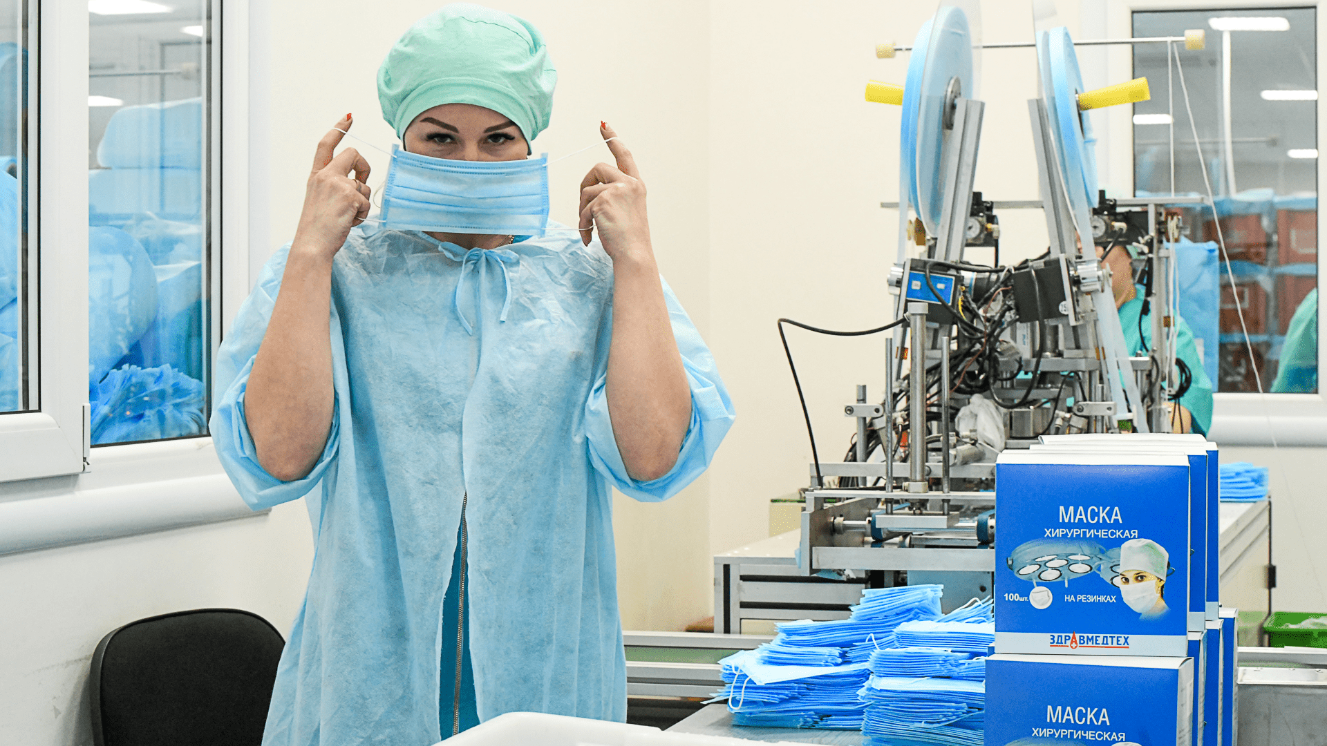 Стали работать круглосуточно: как небольшой завод на Урале делает миллион медицинских масок