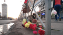 В Архангельске к месту ДТП, где накануне погиб ребенок, люди приносят цветы и игрушки — фото