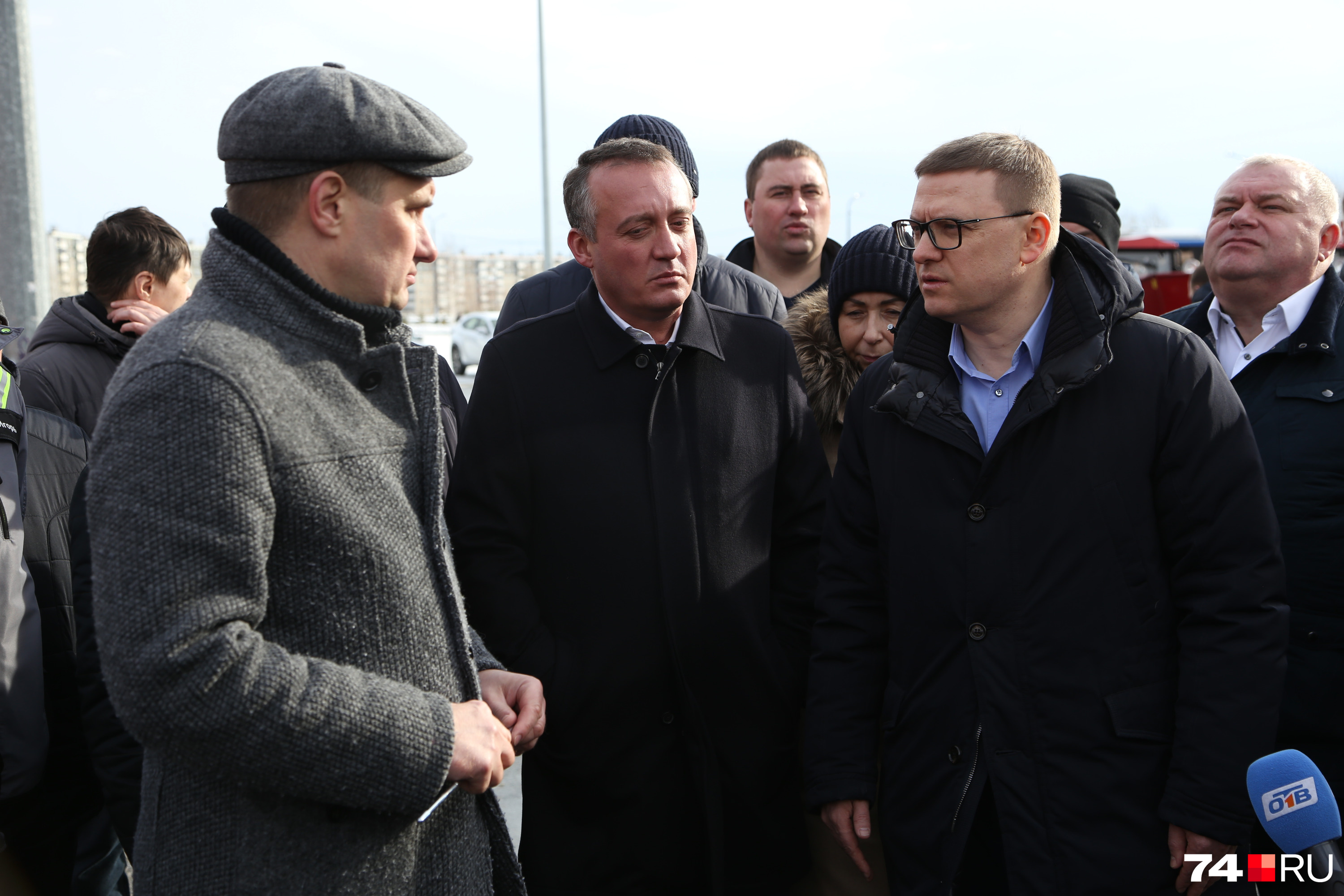 С указкой в руке губернатора встретил вице-мэр по дорожному хозяйству Максим Куляшов