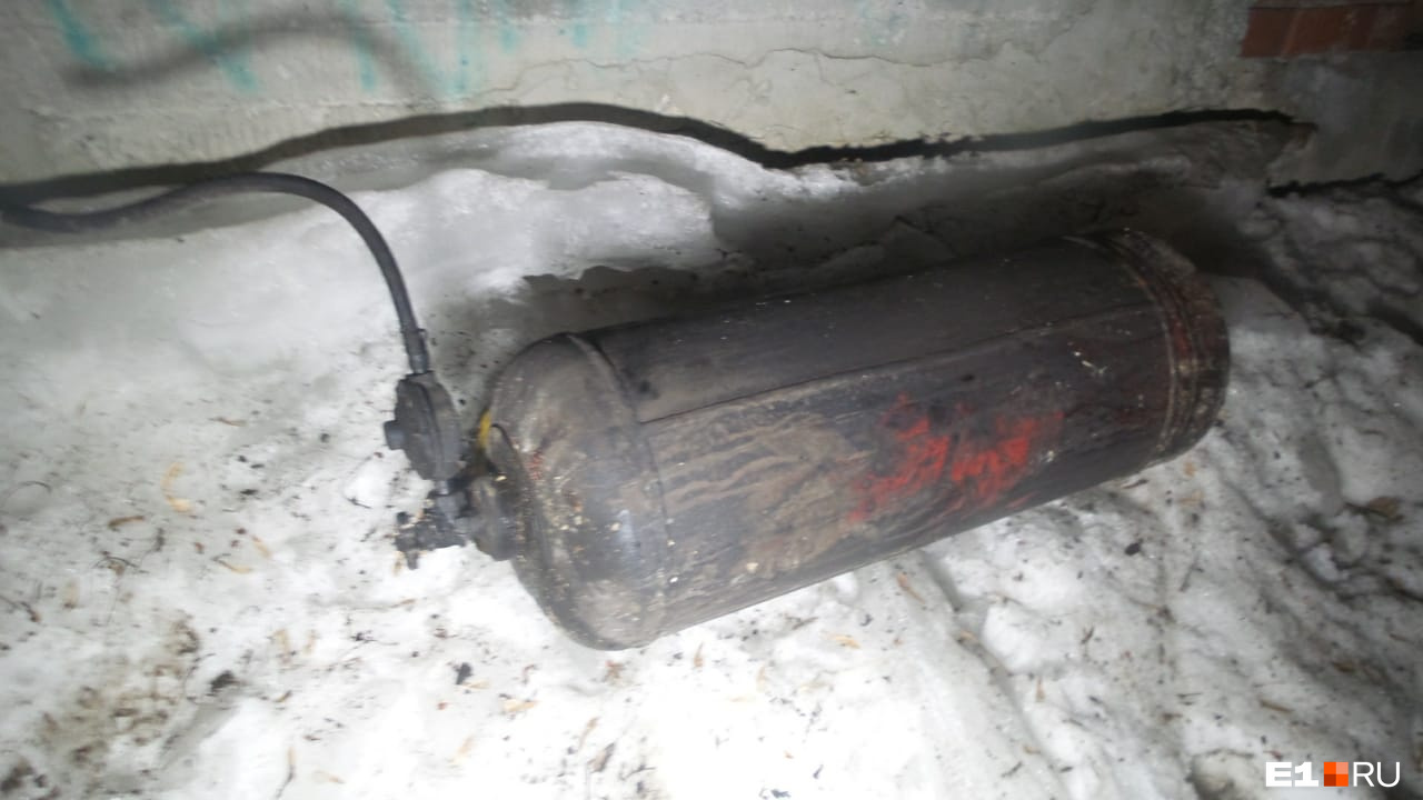 Из здания вытащили несколько газовых баллонов Из здания вытащили несколько газовых баллонов