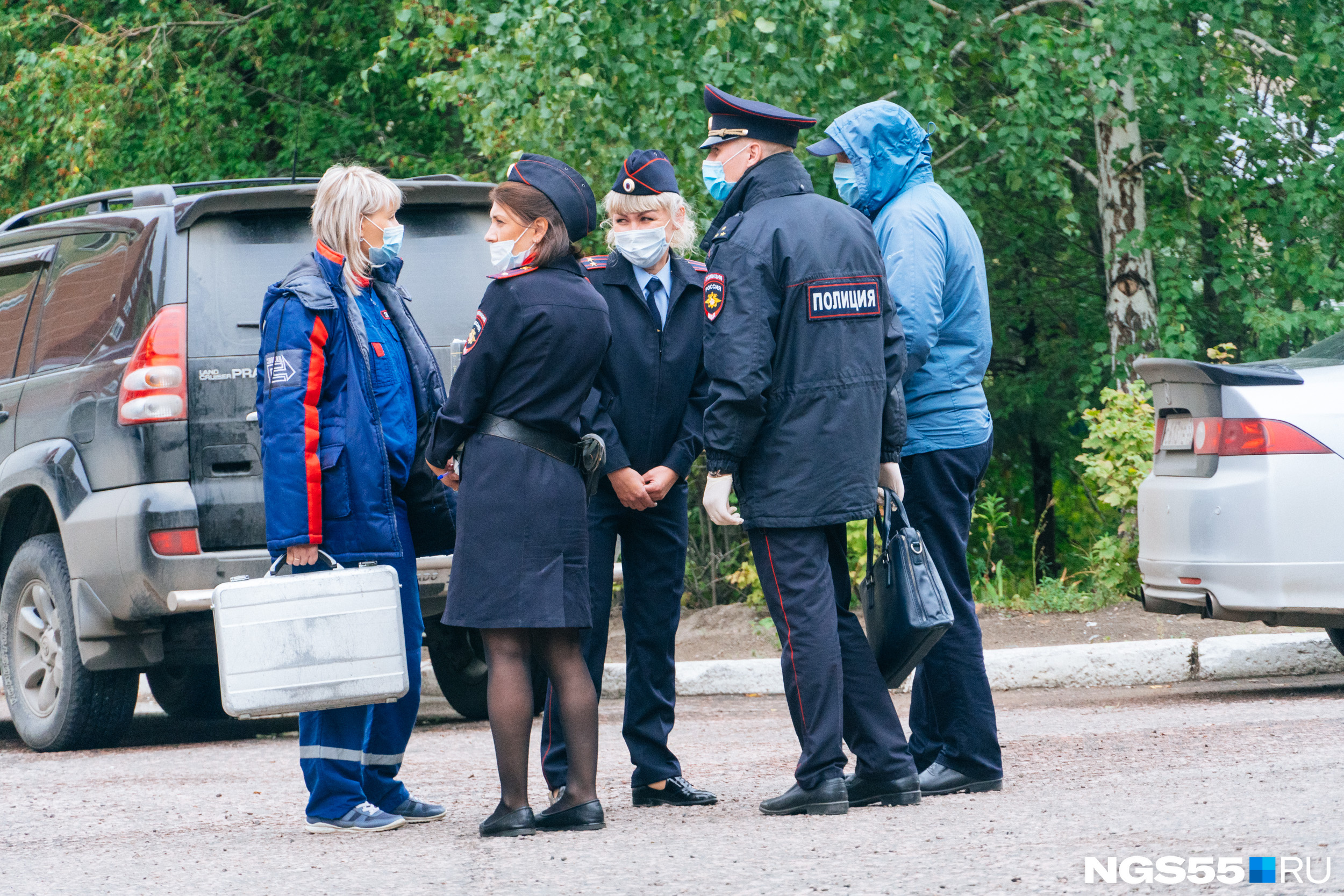 Сотрудники полиции и эксперты совещались прямо на улице Сотрудники полиции и эксперты совещались прямо на улице