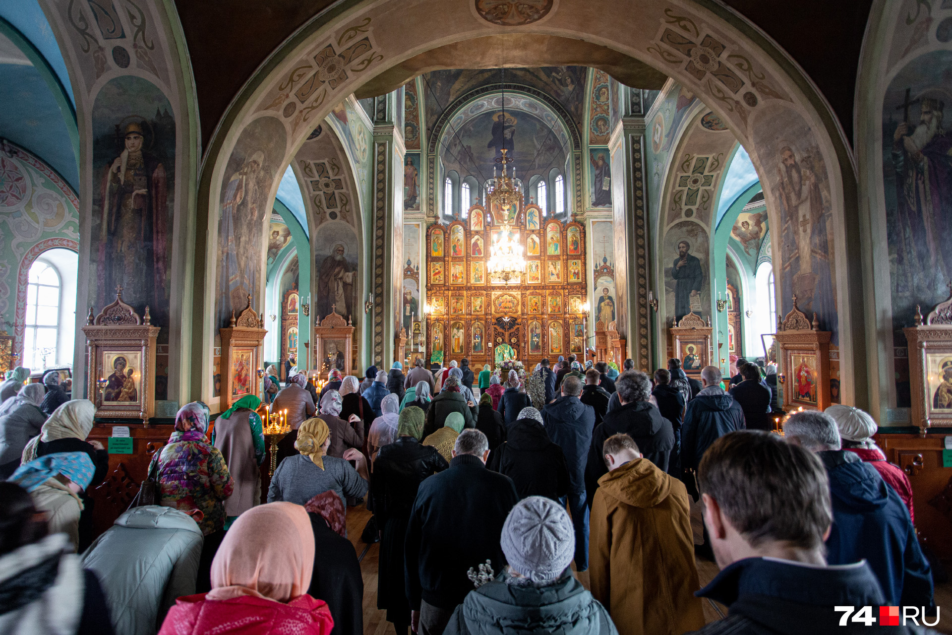 А это Свято-Троицкая церковь на улице Кирова. Храм полон. Отсюда тоже сегодня выгнали журналистов