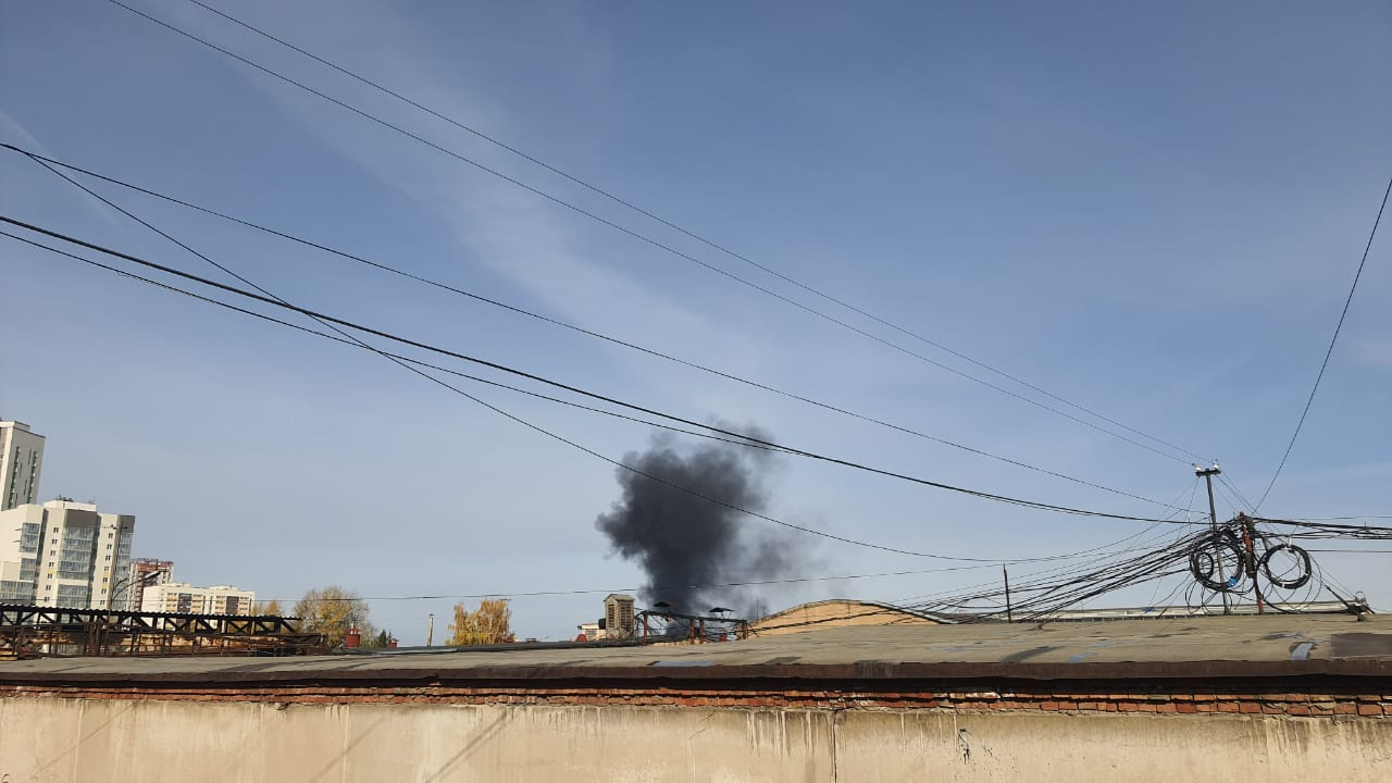 Читатель прислал фотографию столба дыма, который он увидел в районе ул. Алейской, <nobr class="_">д. 6</nobr>